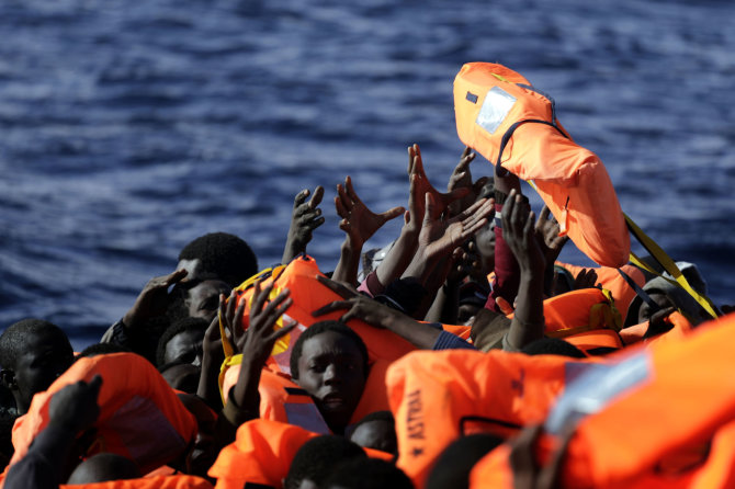 „Scanpix“/AP nuotr./Migrantai Viduržemio jūroje.