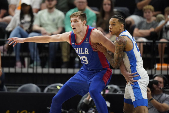 „Scanpix“/AP nuotr./Ąžuolas Tubelis su „76ers“ apranga žaidė NBA Vasaros lygoje