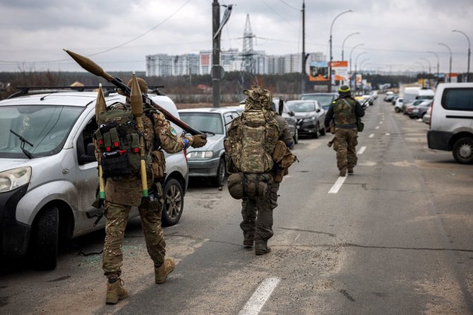 AFP/„Scanpix“ nuotr./Ukrainos kariai prie Irpinės