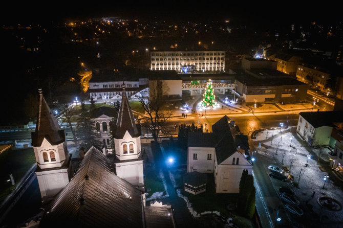 Mantvydo Drevinsko nuotr./Pasvalys ir įžiebta jo eglė