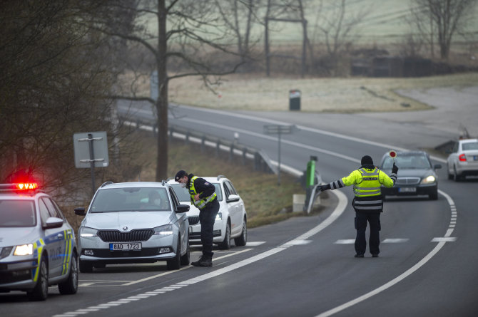 „Scanpix“/AP nuotr./Čekija įvedusi kelionių suvaržymus pasitelkė 30 tūkst. policininkų ir karių