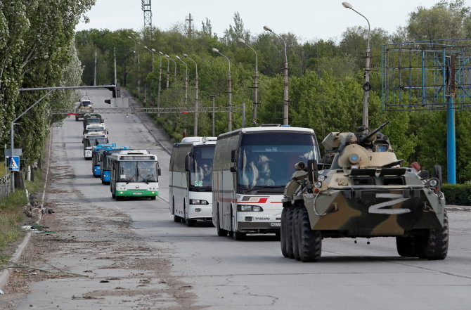 „Reuters“/„Scanpix“ nuotr./Ukrainos kariai palieka „Azovstal“ gamyklą