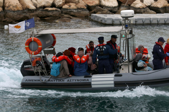 „Reuters“/„Scanpix“ nuotr./Pabėgėliai iš Sirijos prie Kipro pakrantės