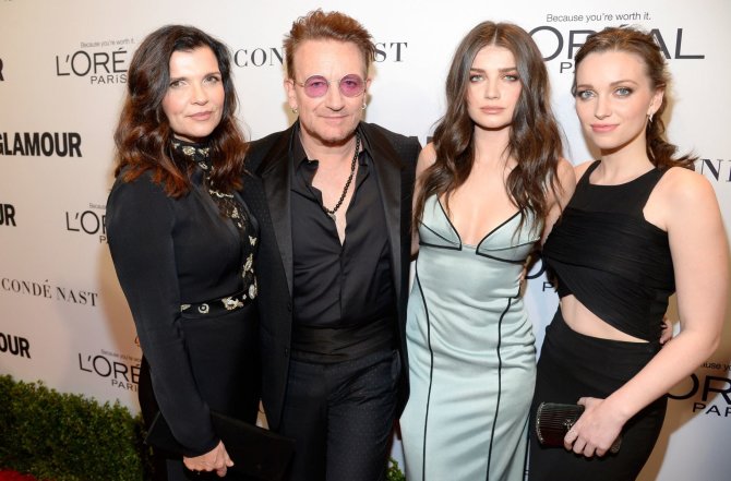 AFP/„Scanpix“ nuotr./Bono su žmona Ali Hewson ir dukromis Eve bei Jordan 