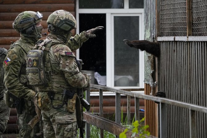 „Scanpix“/AP nuotr./Rusijos kariai Mariupolio zoologijos sode