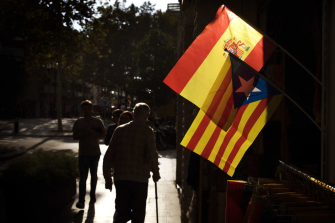 „Scanpix“/AP nuotr./Ispanijos ir Katalonijos vėliavos