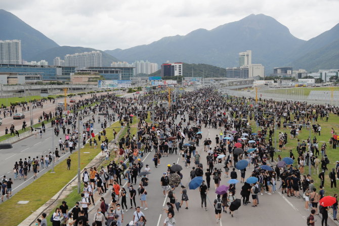 „Scanpix“ nuotr./Honkonge protestuotojai blokavo kelius į oro uostą
