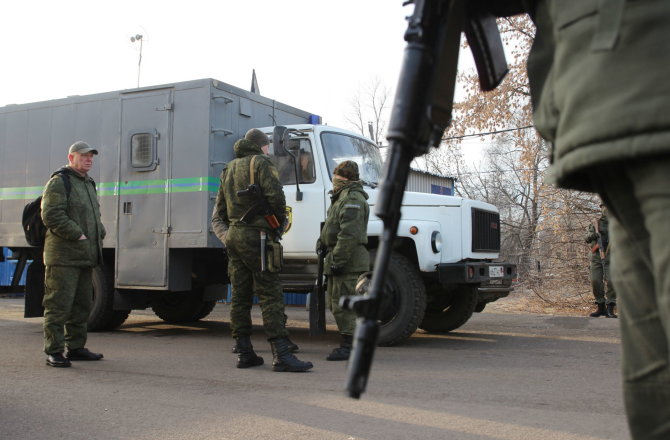 AFP/„Scanpix“ nuotr./Donbase prasideda „didysis keitimasis“ kaliniais
