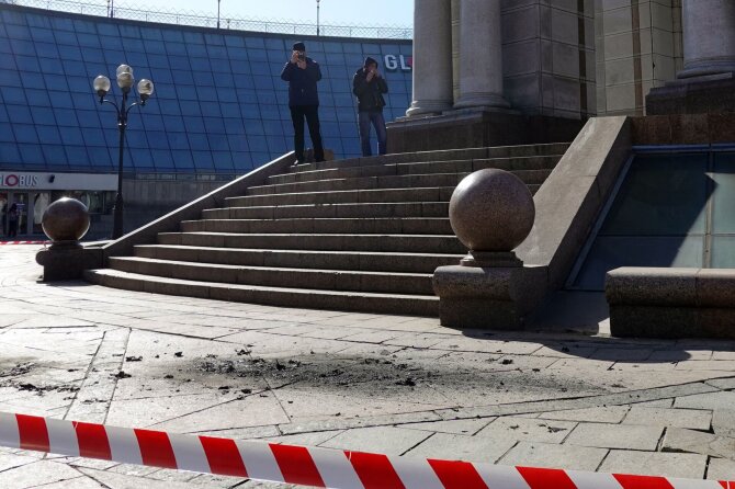 AFP/ „Scanpix“/Rusijos drono nuolaužos prie Nepriklausomybės paminklo Kyjive