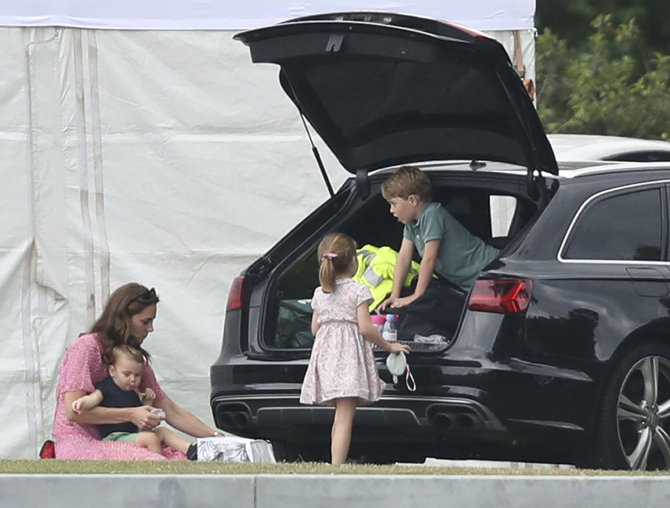 „Scanpix“ nuotr./Kate Middleton su princais George'u, Louisu ir princese Charlotte