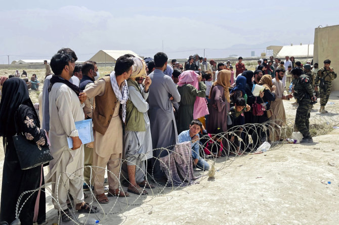 „Scanpix“/AP nuotr./Afganistaniečiai prie Kabulo oro uosto