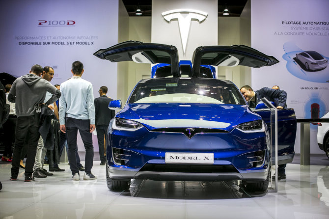 Irmanto Gelūno / 15min nuotr./„Tesla Model X“ krosoveris Paryžiaus automobilių parodoje