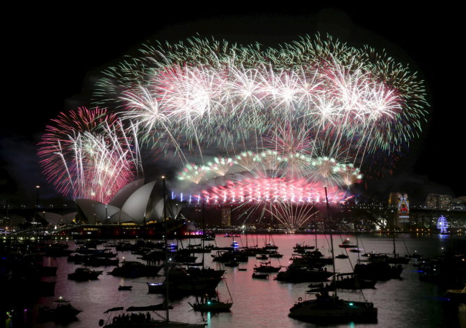 „Reuters“/„Scanpix“ nuotr./Naujametiniai fejerverkai prie Sidnėjaus operos