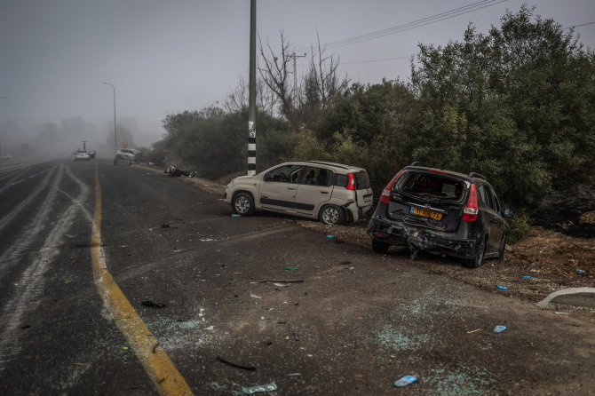 DPA/„Scanpix“ nuotr./„Hamas“ kovotojų apšaudyti civilių automobiliai