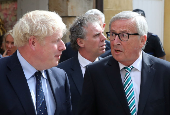 „Reuters“/„Scanpix“ nuotr./Borisas Johnsonas ir Jeanas-Claude'sa Junckeris