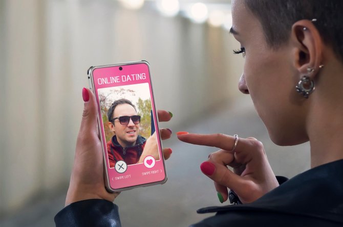 123RF.com nuotr./Mergina naudojasi pažinčių programėle „Tinder“