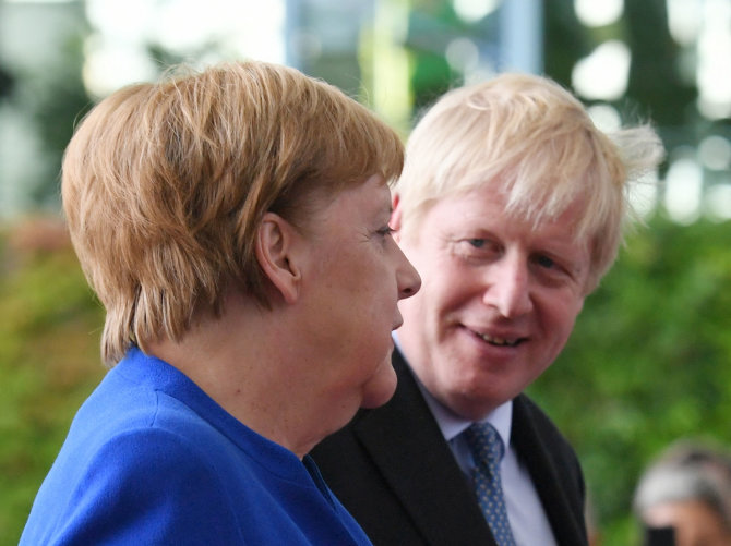 „Scanpix“/„PA Wire“/„Press Association Images“ nuotr./Borisas Johnsonas ir Angela Merkel