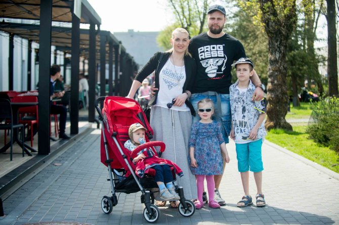 „We will grill“ dienos nuotr./Rūta Ščiogolevaitė ir Rolandas Damijonaitis su vaikais