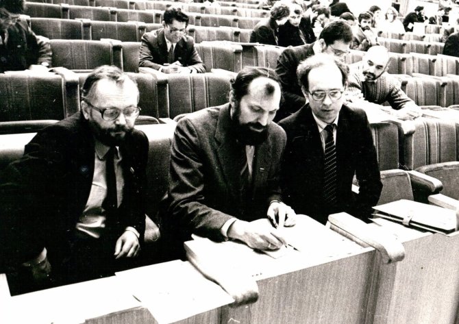 Aleksandro Juozapaičio/LVNA nuotr./1991 m. sausio 12 d. Aukščiausioje Taryboje. Virgijus Čepaitis – kairėje