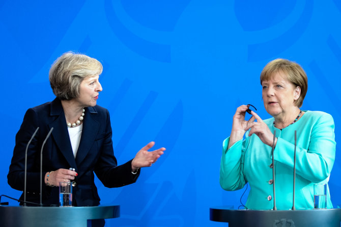 „Scanpix“/„Xinhua“/„Sipa USA“ nuotr./Theresa May ir Angela Merkel
