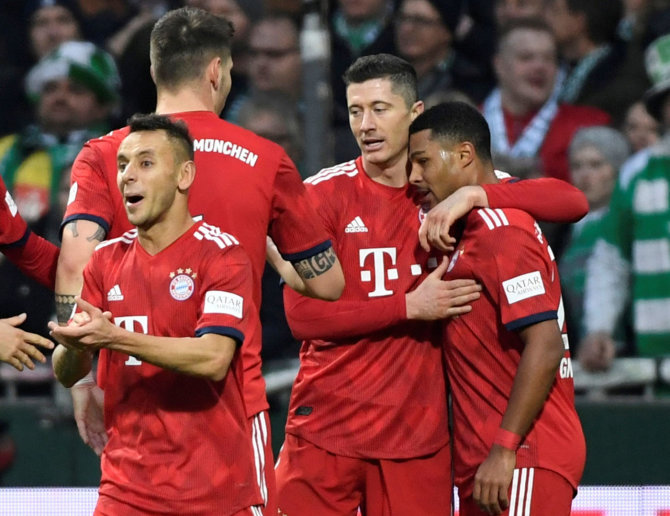 „Reuters“/„Scanpix“ nuotr./Serge Gnabry (dešinėje) du įvarčiai atnešė pergalę Miuncheno „Bayern“. 