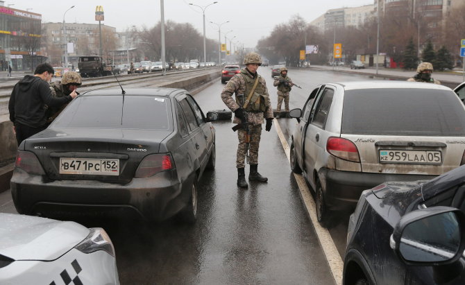 „Reuters“/„Scanpix“ nuotr./Automobilių patikra Almatos gatvėse