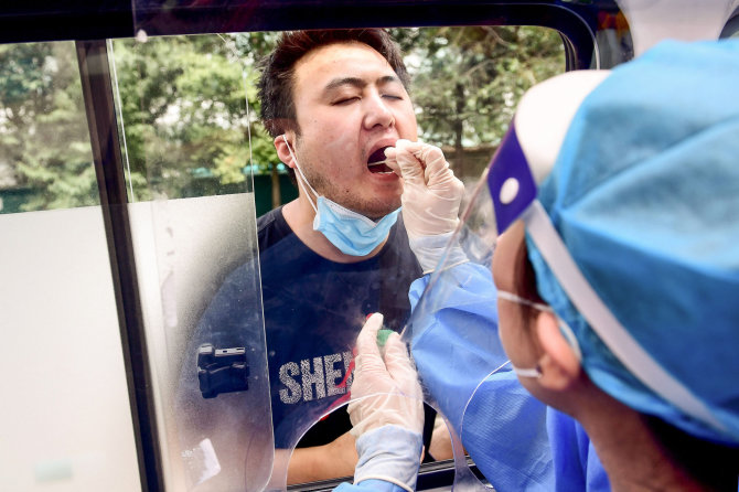 AFP/„Scanpix“ nuotr./Koronaviruso tyrimai Kinijoje