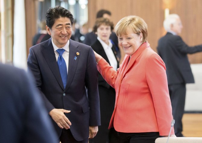 „Reuters“/„Scanpix“ nuotr./Shinzo Abe ir Angela Merkel