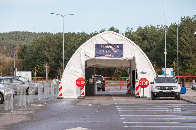 Juliaus Kalinsko / 15min nuotr./ Specialus „drive-in“ balsavimo punktas Vilniuje