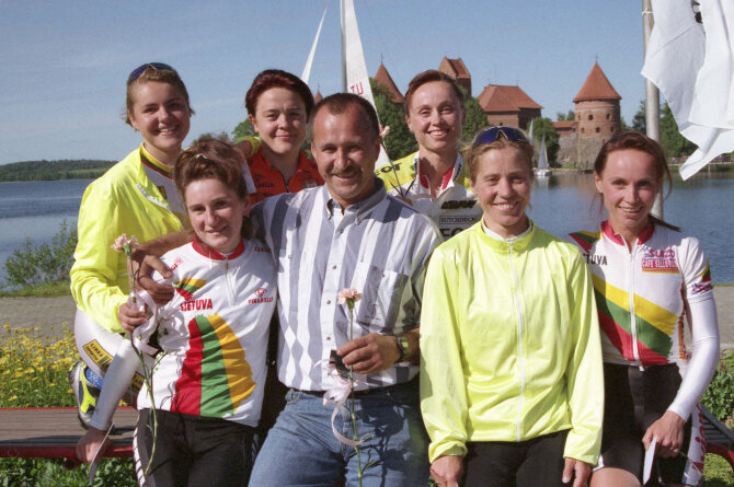 pliadisfoto.com nuotr./1996 metai, Valerijus Konovalovas su auklėtinėmis – Edita Pučinskaite, Liuda Trebaite, Rasa Mažeikyte, Diana Žiliūte bei seserimis Jolanta ir Rasa Polikevičiūtėmis.