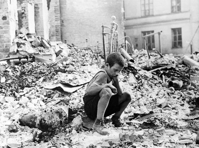 Vida Press nuotr./Karo pradžia. Berniukas verkia sugriautos Varšuvos gatvėje, 1939 m. rugsėjis
