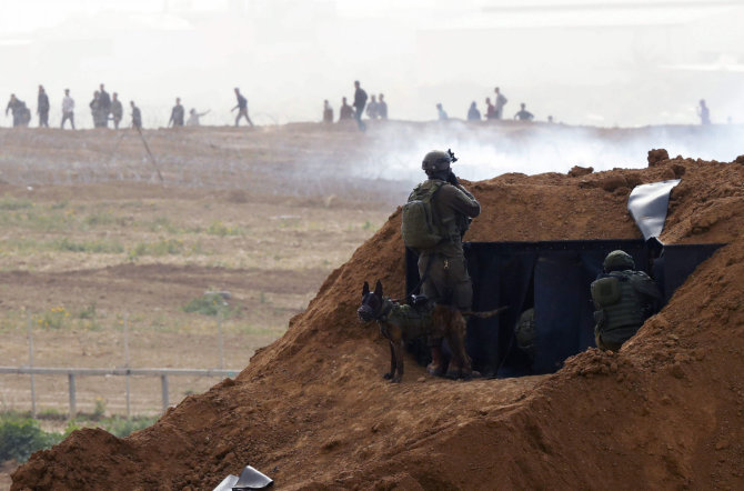 AFP/„Scanpix“ nuotr./Izraelio kariai prie sienos su Gazos Ruožu