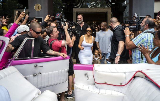 „Scanpix“/AP nuotr./Kim Kardashian ir Kanye Westas su dukra North Kuboje