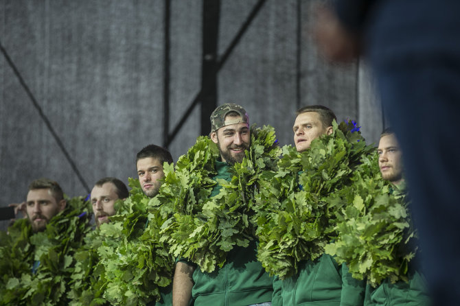 Viganto Ovadnevo/Žmonės.lt nuotr./Krepšininkų sutikimas Vilniuje 2015 m. Europos čempionate iškovojus sidabrą.