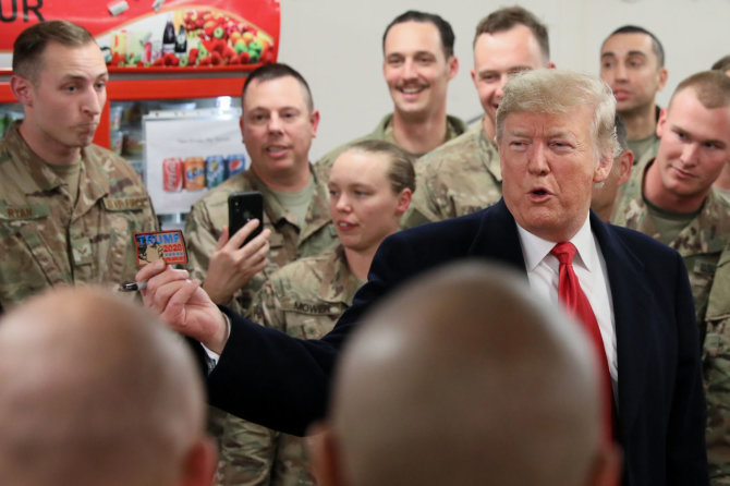 „Reuters“/„Scanpix“ nuotr./Donaldas Trumpas Irake su JAV kariais
