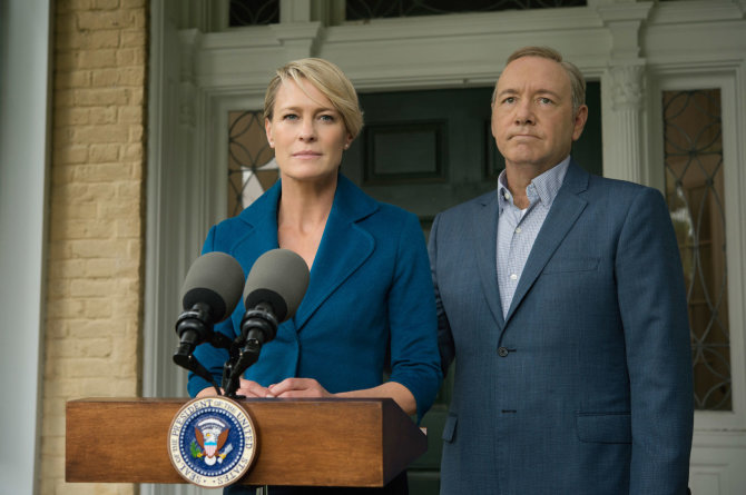 Vida Press nuotr./Kevinas Spacey ir Robin Wright seriale „Kortų namelis“