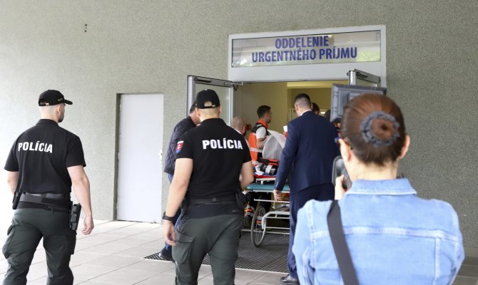 „Scanpix“/AP nuotr./Per pasikėsinimą sužeistas Slovakijos premjeras Robertas Fico gabenamas į ligoninę