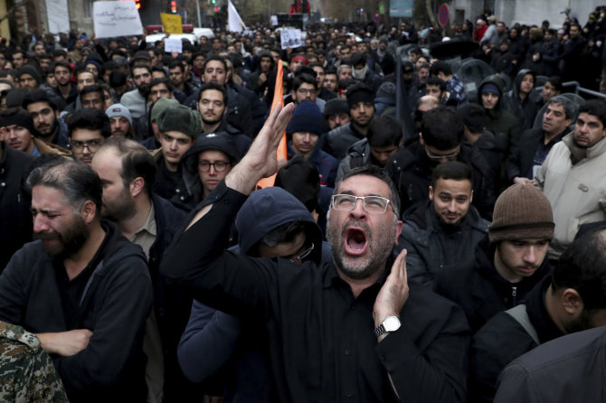 „Scanpix“/AP nuotr./Gedintys iraniečiai Teherane