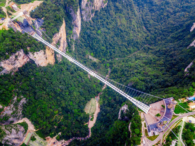 „Shutterstock“ nuotr./Stiklo tiltas, Džangdziadzės nacionalinis miškų parkas, Kinija