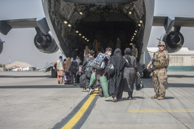 „Reuters“/„Scanpix“ nuotr./JAV evakuoja žmones Kabulo oro uoste