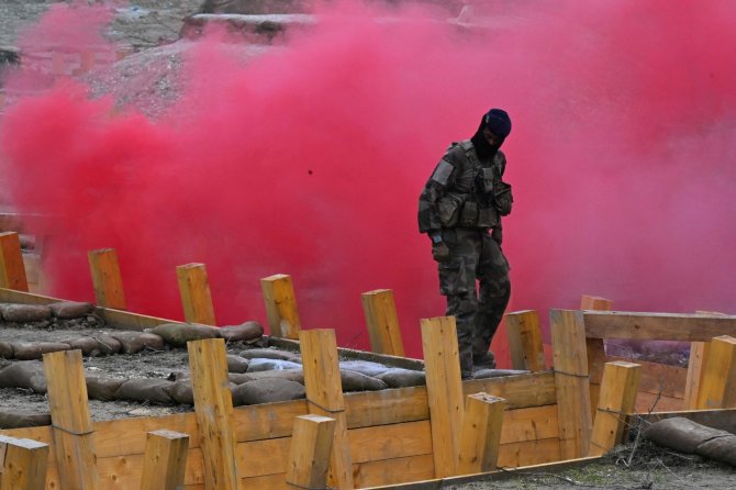 AFP/„Scanpix“ nuotr./Prancūzijos kariuomenė apmoko Ukrainos karius /Asociatyvinė nuotr.