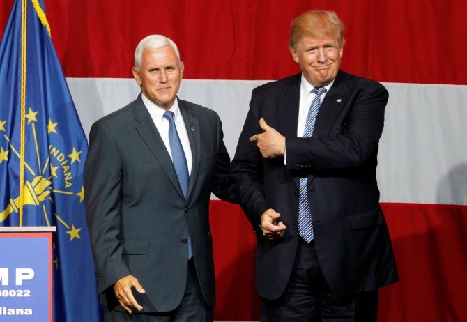 „Reuters“/„Scanpix“ nuotr./Mike'as Pence'as ir Donaldas Trumpas