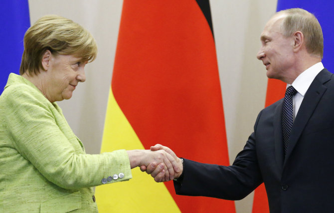 „Reuters“/„Scanpix“ nuotr./Angela Merkel ir Vladimiras Putinas Sočyje