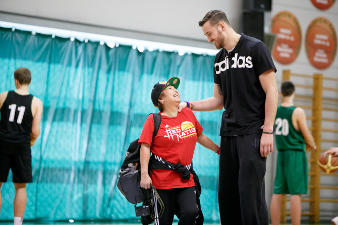 Eriko Ovčarenko/15min.lt nuotr./Donatas Motiejūnas su gerbėja Sabrina