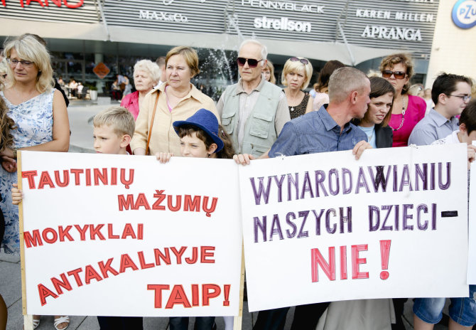 Luko Balandžio/15min.lt nuotr./Vilniaus J.Lelevelio mokyklos bendruomenė piketuoja