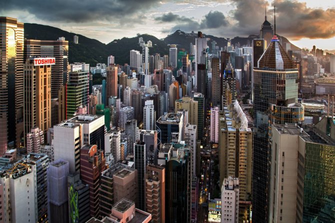 „Scanpix“/„Caters News Agency“ nuotr./Ekstremalios asmenukės Honkongo dangoraižių viršūnėse