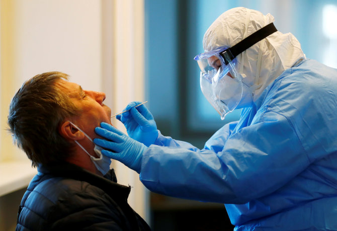 „Reuters“/„Scanpix“ nuotr./Latvijoje atliekamas koronaviruso testas
