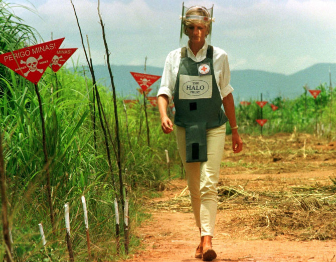 „Reuters“/„Scanpix“ nuotr./Princesė Diana 1997-aisiais Angoloje