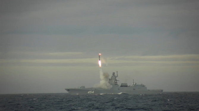 „Reuters“/„Scanpix“ nuotr./Fregata Admirolas Gorškovas išbando hipergarsines sparnuotąsias raketas „Zircon“