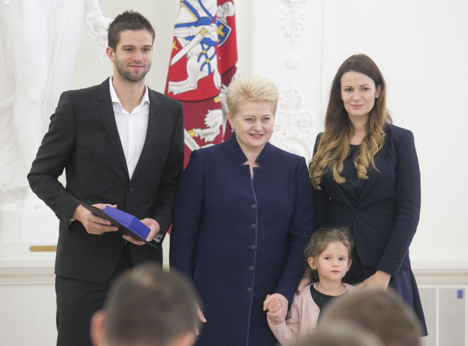 Luko Balandžio / 15min nuotr./Mantas Kalnietis su šeima ir Dalia Grybauskaitė